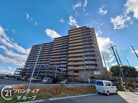 空へと伸びる堂々としたシルエットがとても印象的ですね！日当たりも良さそうで青空の下で輝くタイルの質感が上質な暮らしを予感させてくれる素敵なマンションですね！