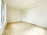 寝室：こちらのお部屋はバルコニーに面しており、日当たり、通風ともに良好です！