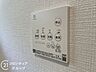 設備：フラットで上品なデザインにまとめられた浴室暖房乾燥機の操作パネルですね！毎日の入浴をより快適にしてくれるだけでなく、暮らしの質を高めてくれます