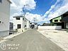 その他：ゆったりとした幅員の舗装された前面道路と美しく調和する外観です！車や人の往来が穏やかな開放的なロケーションが広がっています！