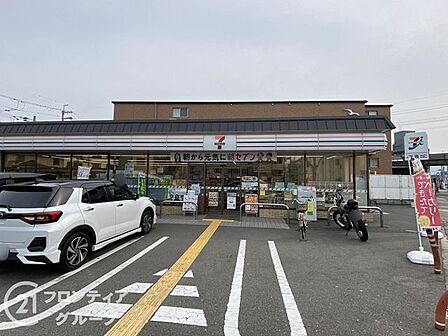 セブンイレブン京都上桂前田町店 徒歩8分。 570m