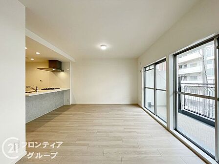 大きな窓から心地よい自然光がたっぷりと差し込む開放感あふれるリビングですね!木目の美しいフローリングが温もりを演出し家族みんなが自然と集まる穏やかな空間です