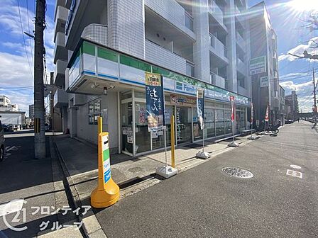 ファミリーマートヤスイカドノ五条店 徒歩5分。 360m