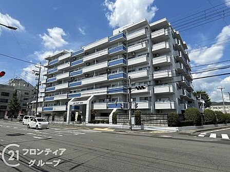 機能性とデザイン性を兼ね備えた外観です。高層階からの眺望が楽しめる設計で、開放感があります。エントランスやロビーも広々としています。