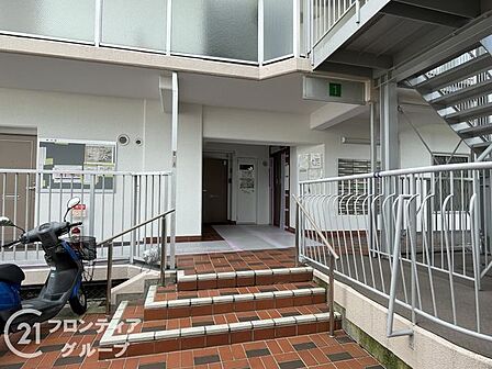 毎日の通り道だからこそ、開放感のあるデザインが嬉しいですね！広々としたアプローチを歩くたびに、自宅へ戻る安心感に包まれることでしょう。お出かけの際も、気持ちよく一歩を踏み出せそうな空間ですね！