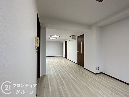 優しい木の温もりに包まれた空間で、家族の笑顔が自然と増えそうですね！広々とした奥行きがあり、お好みの家具を自由に配置して、自分たちだけの理想の暮らしをデザインしていくのが楽しみになりますね！