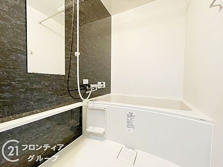 日常の疲れを癒やすここちのよいユニットバス。お手入れが簡単になる工夫が凝らされているため、手間をかけずに清潔さを保てます。