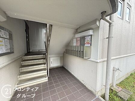 エントランスは、住まう方々を迎える洗練された空間です。日常の出入りを快適にするための工夫がされています。