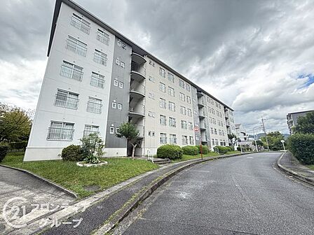 はじめてのマイホーム購入は、わからないことだらけで当然です。資金計画から物件選びまで、順を追ってスタッフが一緒に考えていきます
