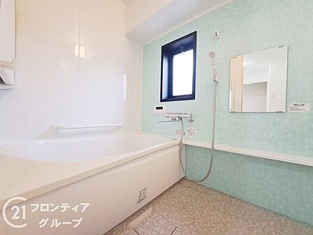 爽やかな光が差し込む明るく清潔感あふれるバスルームですね!一日の疲れをやさしく癒やしてくれる心からリラックスできる快適な空間です