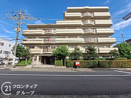 重厚感のある低層フォルムとすっきりと清潔に保たれたアプローチまわりが存在感を放ちますね!視界を遮らない開けた周辺環境がもたらす豊かな開放感と、美しい佇まいを堪能できる住まいです