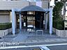 エントランス：穏やかな陽光をたっぷりと受ける開放感のある建物と整えられた敷地レイアウトが魅力的です！駅徒歩10分の便利なロケーションにありながら閑静な住宅地で落ち着いた暮らしが実現します