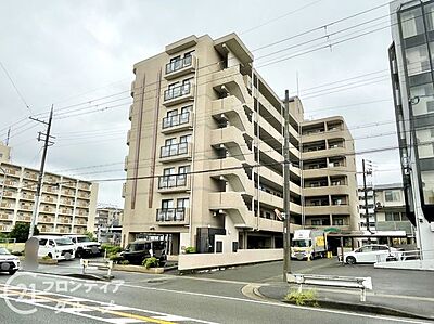外観：すっきりと整えられた外壁が美しく並ぶ端正なフォルムの佇まいです。穏やかな街並みにしっかりと調和しながら上質な存在感を放つ住まいとなっています