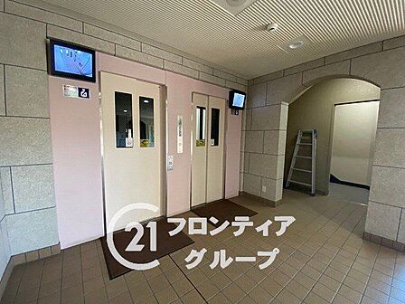 隅々まで綺麗に清掃された清潔感あふれる明るい共有廊下スペースですね!日々の移動をスムーズにしてくれる機能的な動線設計が嬉しい安心の環境です