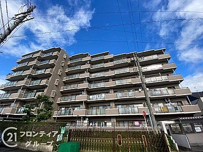 外観:空に向かって伸びる端正な外観フォルムと明るい色調の外壁が心地よい開放感を演出!豊かな植栽と美しい調和を見せる上質な住まいの佇まいです! 外観:空に向かって伸びる端正な外観フォルムと明るい色調の外壁が心地よい開放感を演出!豊かな植栽と美しい調和を見せる上質な住まいの佇まいです!