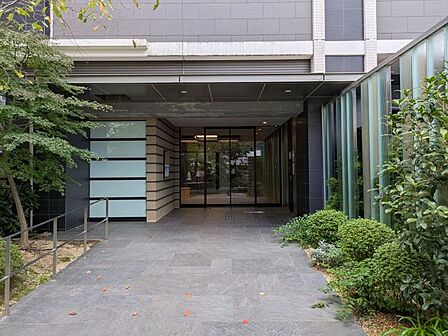 落ち着いた色合いのモダンな素材使いと豊かな植栽が出迎えてくれる心安らぐエントランスですね!外の喧騒を忘れさせてくれる上質なアプローチが毎日の帰宅をやさしく包みます