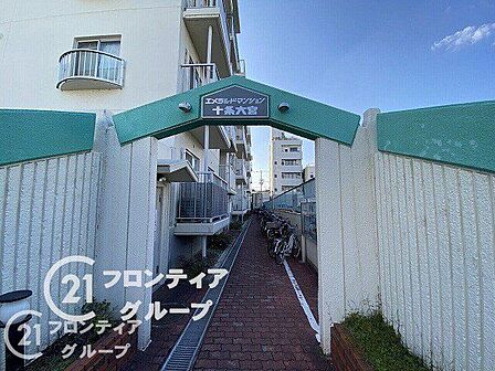 落ち着いた雰囲気のエントランスは、訪れる人に心安らぐ空間を提供し、温かく迎えてくれます！