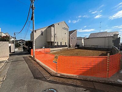 外観:前面道路含む現地写真 外観:前面道路含む現地写真