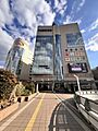 駅近くには大型...