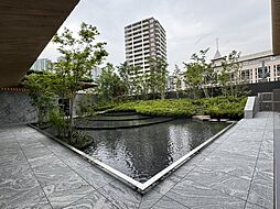 コンシェルジュと管理人は週7日24時間勤務です。また、同時に24時間遠隔監視システムも稼働しています。