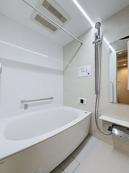 浴室乾燥機付なので、雨の日や花粉が気になる季節も部屋干しできます。