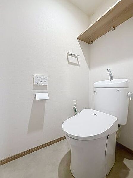 室内に2カ所のトイレがあり、2世帯向け!
