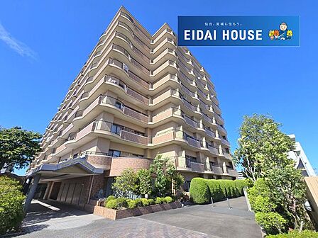 広い敷地を備えたマンションです