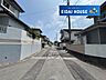 外観：前面道路含む外観
