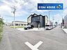 外観：前面道路を含む外観