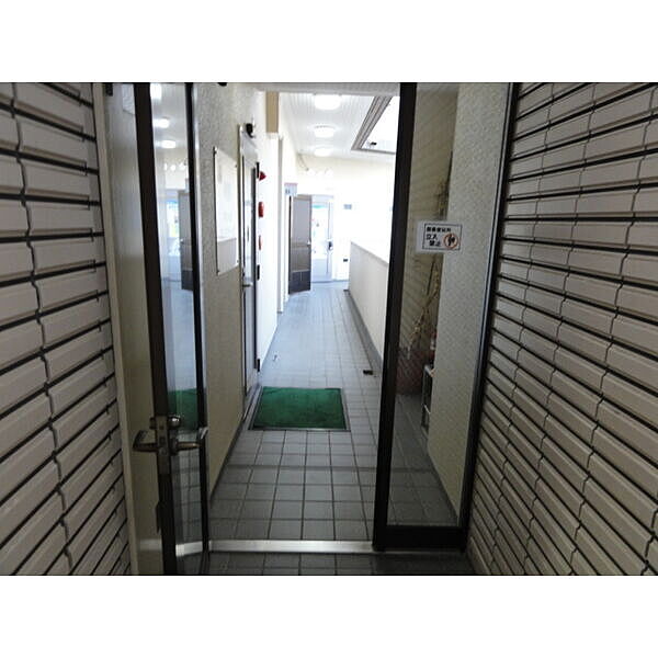 画像9:2階事務所区画入口