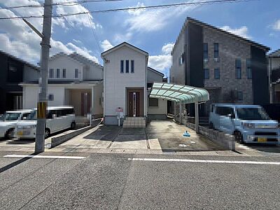 外観：【本日ご内覧可能】平成２８年６月築！まだまだ綺麗なお住まいで新生活始めませんか！