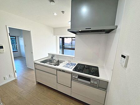 【システムキッチン新調】対面式を採用したキッチンですので、リビングで寛ぐご家族をいつも感じられます!会話を楽しみながら家事ができますね♪
