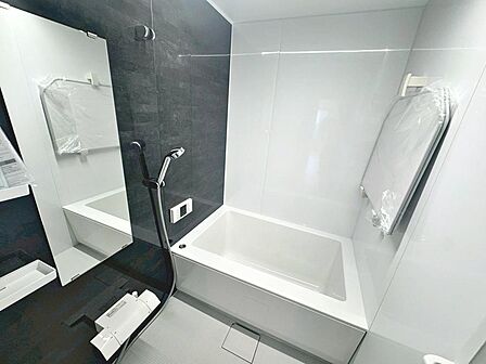 【ユニットバス新調】ゆったりとくつろげる綺麗な浴室ですよ!時間短縮でシャワーだけの方も多いですが、一日の疲れを癒すため湯船に浸かれば心身ともにリラックスできますね♪