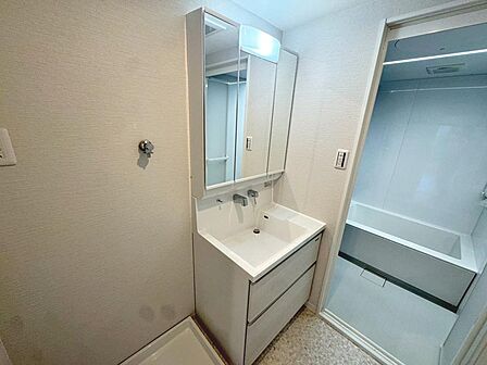 【シャワー付き洗面台新調】小物の収納力が高い三面鏡の洗面台です!シャワー付ですので、朝の身支度の忙しい時間に重宝しますね♪