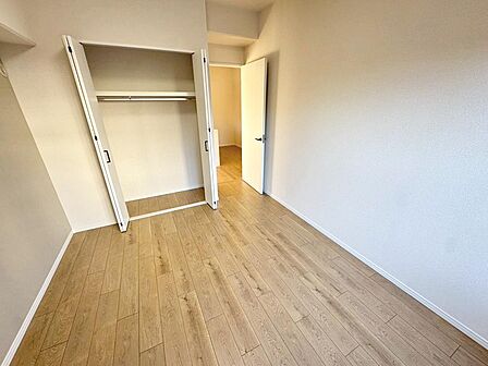 【クローゼット】お部屋を広く利用するために必須なクローゼットが全室付いています♪もちろんお荷物を収納されても良しの勝手の良いクローゼットは嬉しいですね♪