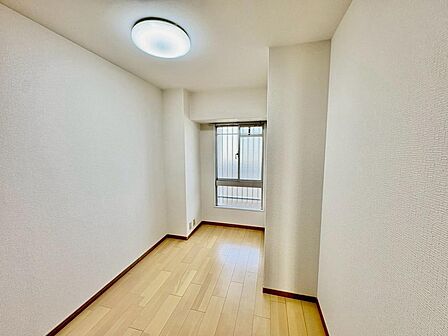 穏やかな光が差し込む室内には、穏やかな時間が流れます。休日には、落ち着いた空間で自分の趣味を楽しむのはいかがですか。