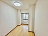 洋室：穏やかな光が差し込む室内には、穏やかな時間が流れます。休日には、落ち着いた空間で自分の趣味を楽しむのはいかがですか。