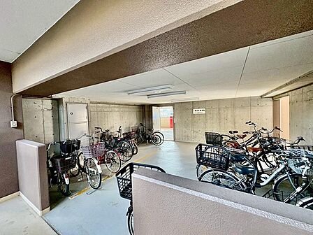【駐輪場】屋根ございますので、雨で自転車が濡れないのは、嬉しいポイントですね!