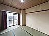 和室：【和室の畳表替えしてますよ】一息つく時の癒しの空間や客間にも使えますね♪リビングの横にあるので、お子様のお昼寝場所にも良いですね♪