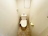 トイレ：シンプルな温水洗浄機能付きトイレです！