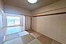 室内：暮らしやすい３LDK！穏やかな光が差し込む室内には、穏やかな時間が流れます。休日には、落ち着いた空間で自分の趣味を楽しむのはいかがですか。