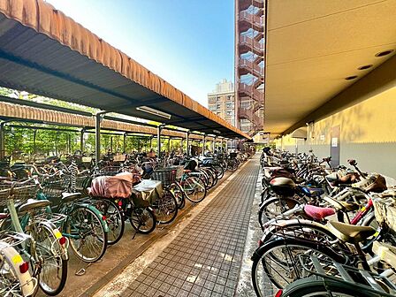 駐輪場に屋根があるので、雨の日に自転車が濡れにくく嬉しいですね！