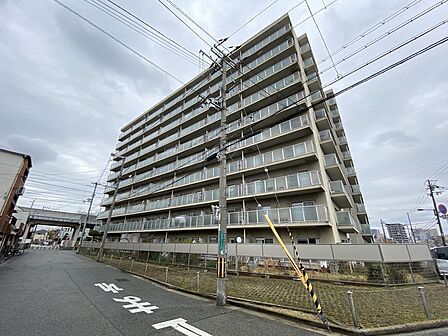 クロス張り替えますよ!綺麗な壁紙で部屋が明るく見えて気持ちも明るくなりますね!