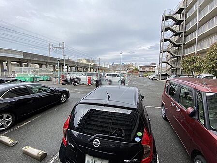 敷地内駐車場空きありますよ(月額7000円)※要確認!愛車の置き場所に困りませんね♪