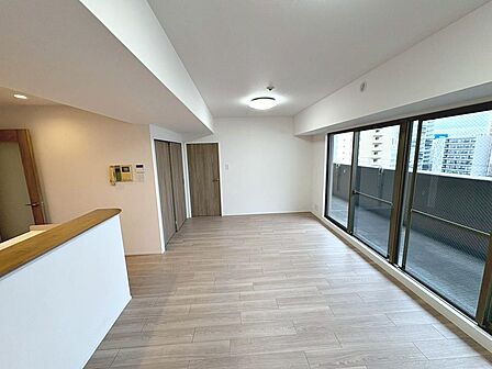 【南東・南西・北西向きの三方角部屋】日当たり・通風良好!たっぷりの陽光に包まれる明るい♪