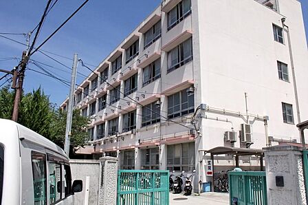 堺市立五箇荘中学校まで徒歩約2分です。