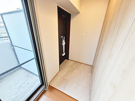 【玄関】ゆとりの玄関ですよ!大きなシューズボックス付き!散らかりがちな玄関も片付きますね!姿見が付いているのでお出かけ前の見出し並みチェックもできます!