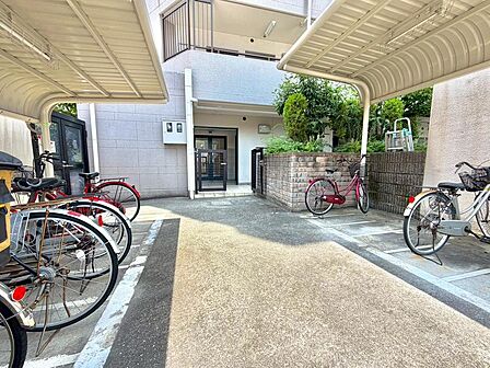 駐輪場に屋根があるので、雨の日に自転車が濡れにくく嬉しいですね!