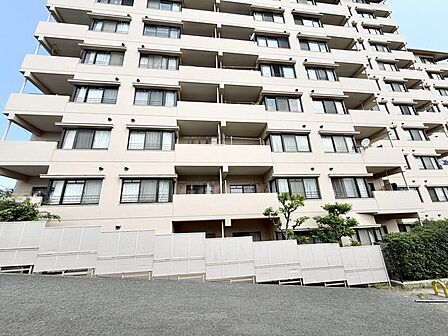 【作業スペースの多いL型のキッチンです】家族とコミュニケーションが取りやすい対面キッチン採用♪会話を楽しみながら家事ができますね!