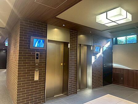 【エレベーター】荷物が多い日も楽々にお部屋に持っていけますね!エレベーター2基あるので、忙しい時間帯も安心ですね♪